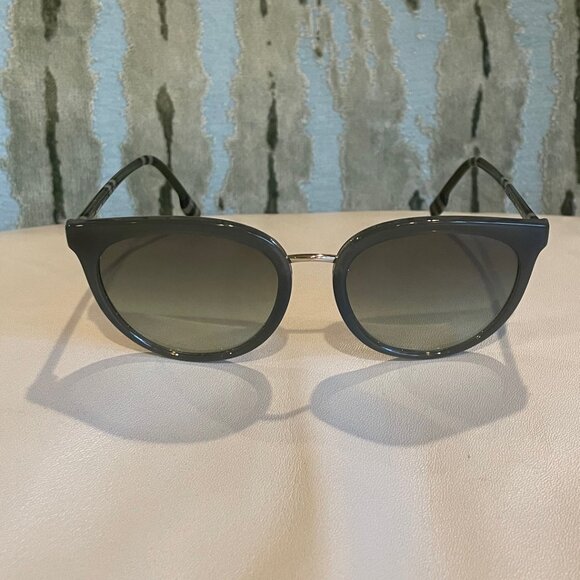 Burberry Sunglasses in Green - Picture 3 of 8
